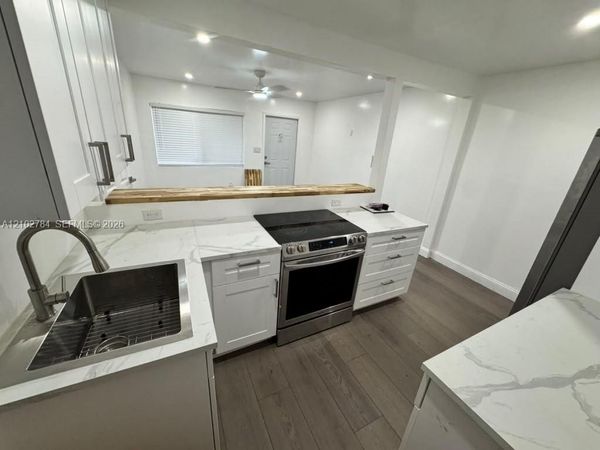 565 NE 32nd St , Oakland Park, FL 33334