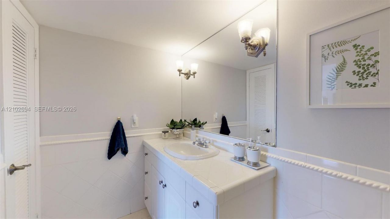 77 Crandon Blvd , Unit 8D, Key Biscayne, FL 33149 Photo