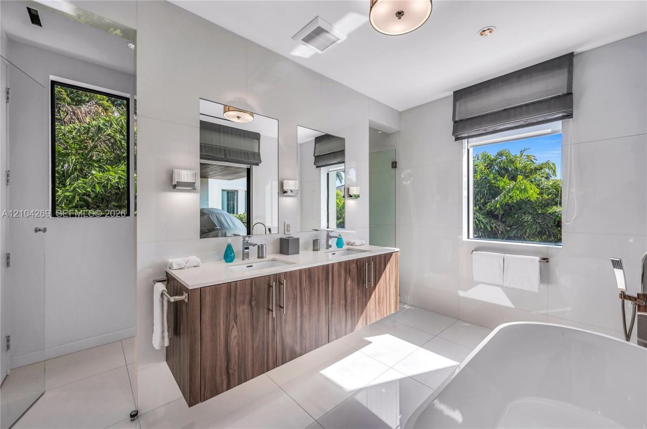 7501 Coquina Dr , North Bay Village, FL 33141 Photo