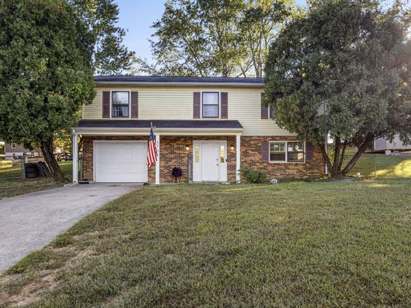 570 Briarwood Dr , Clarksville, TN 37040