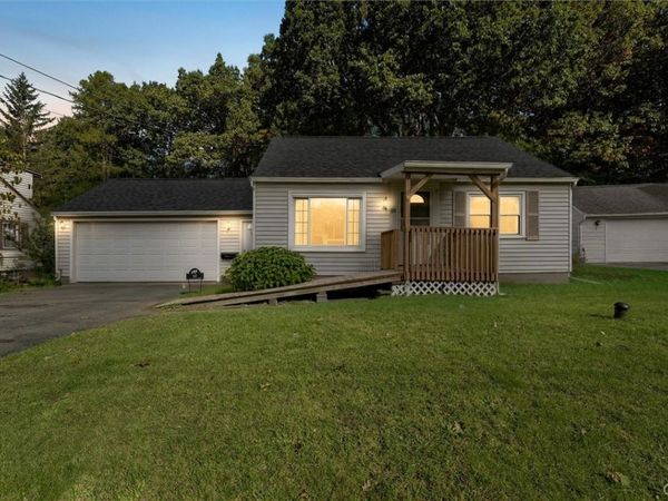 19 Pine Ridge Circle , Syracuse, NY 13212