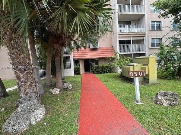 8501 NW 8th St , Unit 206, Miami, FL 33126