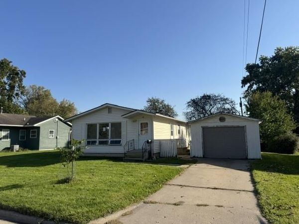 805 Decorah Avenue, Decorah, IA 52101