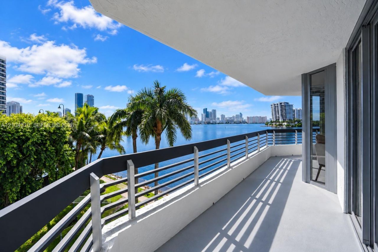 3530 Mystic Pointe Dr , Unit 415, Aventura, FL 33180 Photo