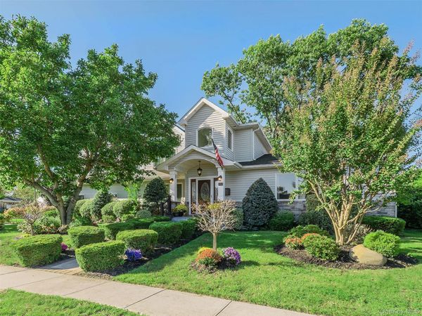 752 Kensington Court , Westbury, NY 11590