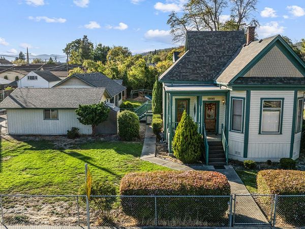 411 NW E Street, Grants Pass, OR 97526