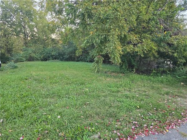 3225 Elmwood Avenue, Kansas City, MO 64128