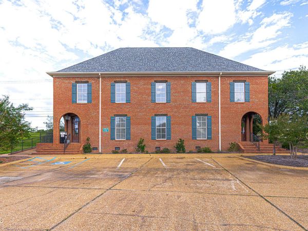 4001 Lakeland Drive, Jackson, MS 39232