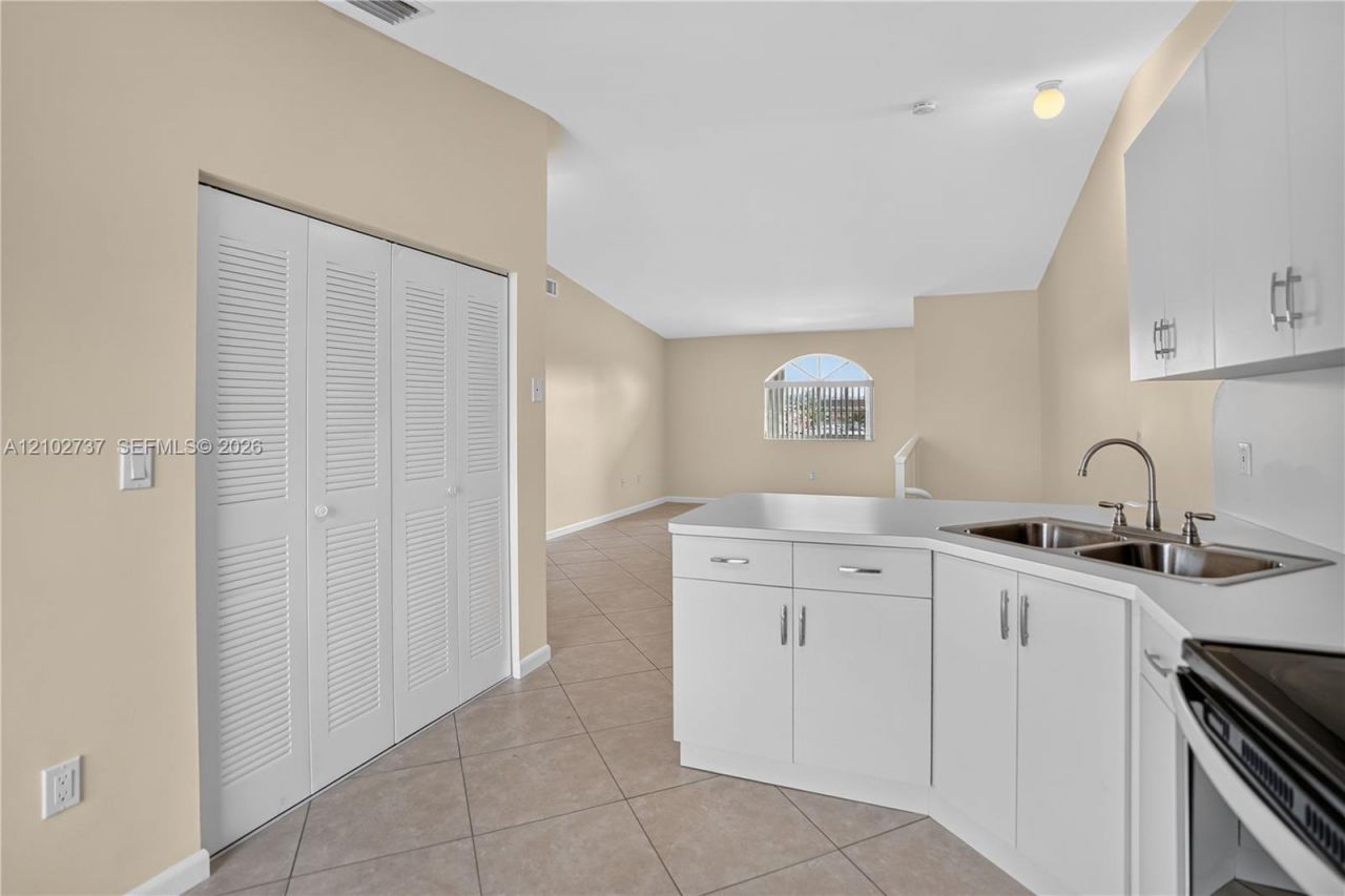 6989 W 36th Ave , Unit 202, Hialeah, FL 33018 Photo
