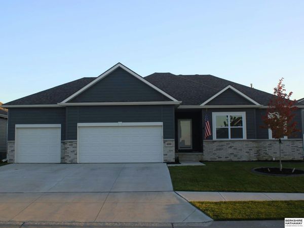 4255 Pinehill Road, Bellevue, NE 68123
