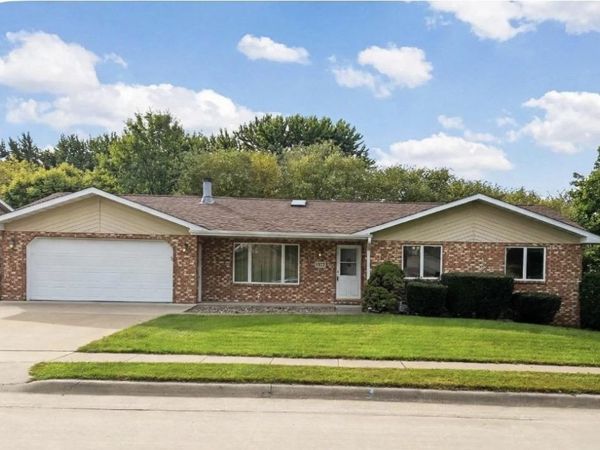 4882 Camelot Drive, Dubuque, IA 52002