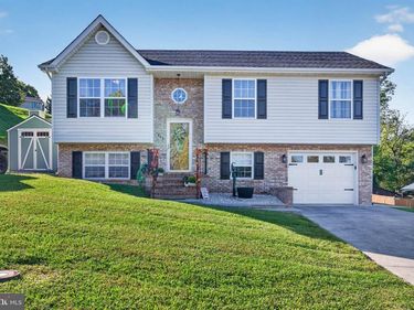 450 E FAIRCHILD DRIVE, STRASBURG, VA 22657