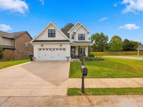 300 Hickory Dr, Muscle Shoals, AL 35661