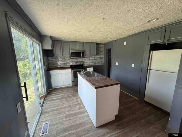 2577 Hartman Avenue, Omaha, NE 68111