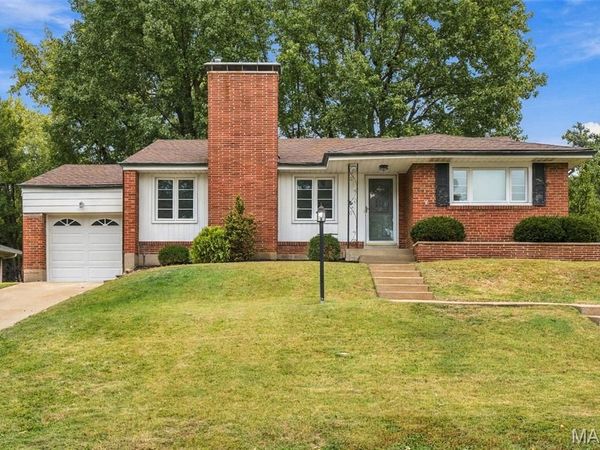 11 Pinewood Drive, St Louis, MO 63123