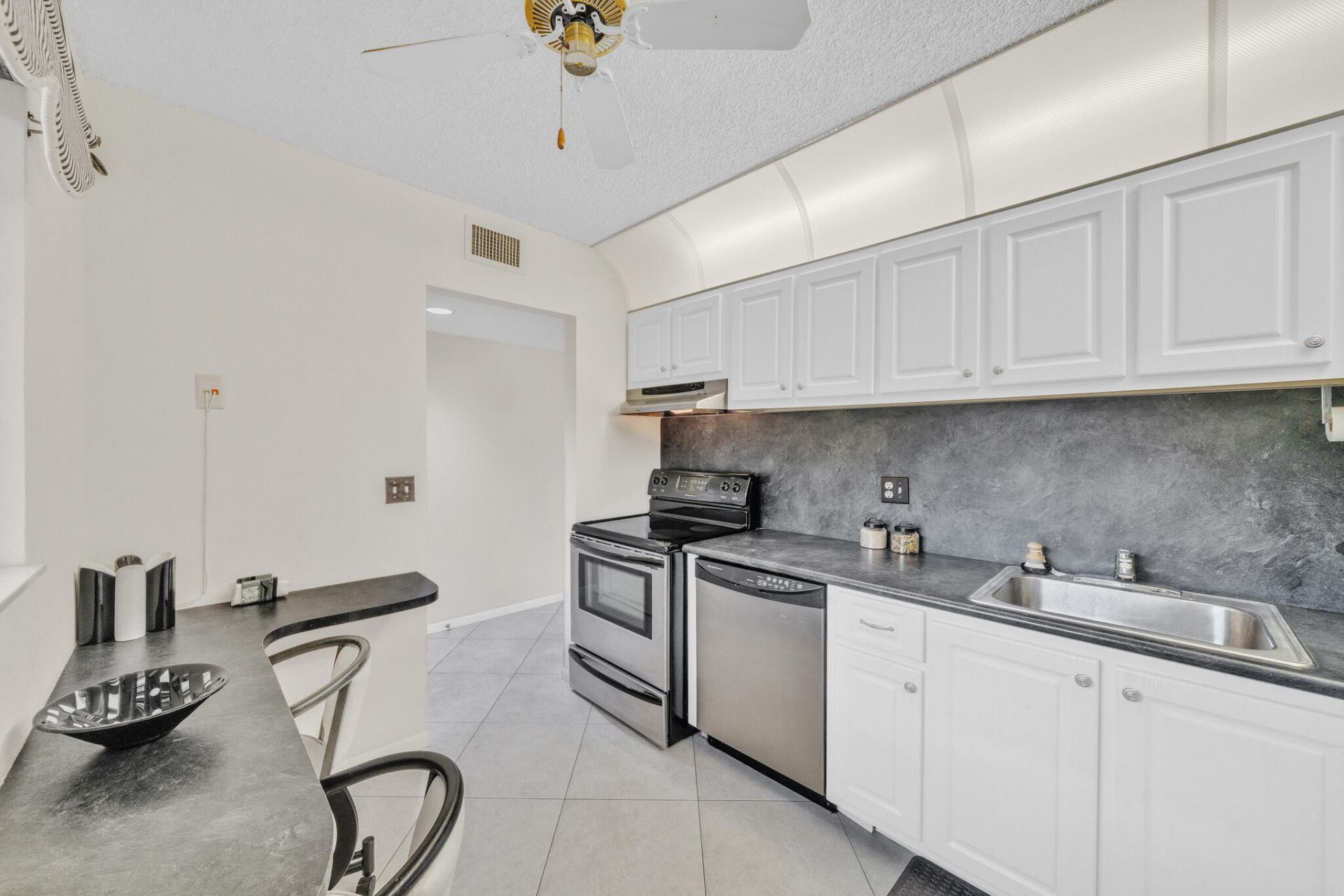 5280 Las Verdes Circle, Unit 320, Delray Beach, FL 33484 Photo