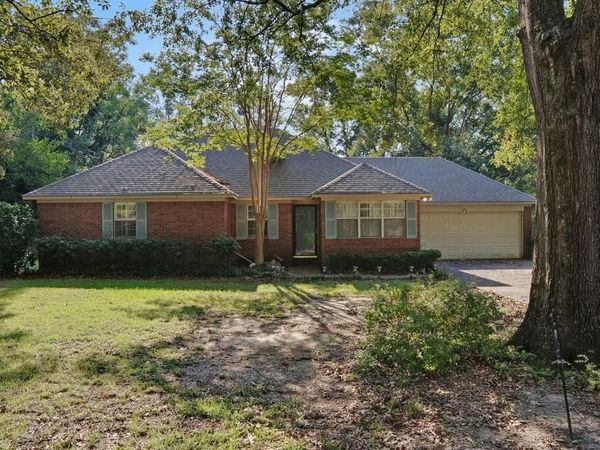 226 1/2 Pollard St, Batesville, MS 38606