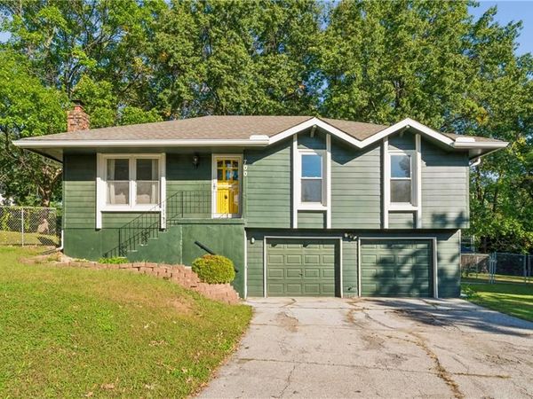700 NE 55TH Street, Kansas City, MO 64118