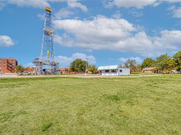 200 N Madison Avenue, Elk City, OK 73644