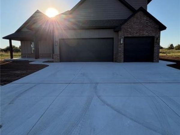 1901 Hamzas Court, Yukon, OK 73099