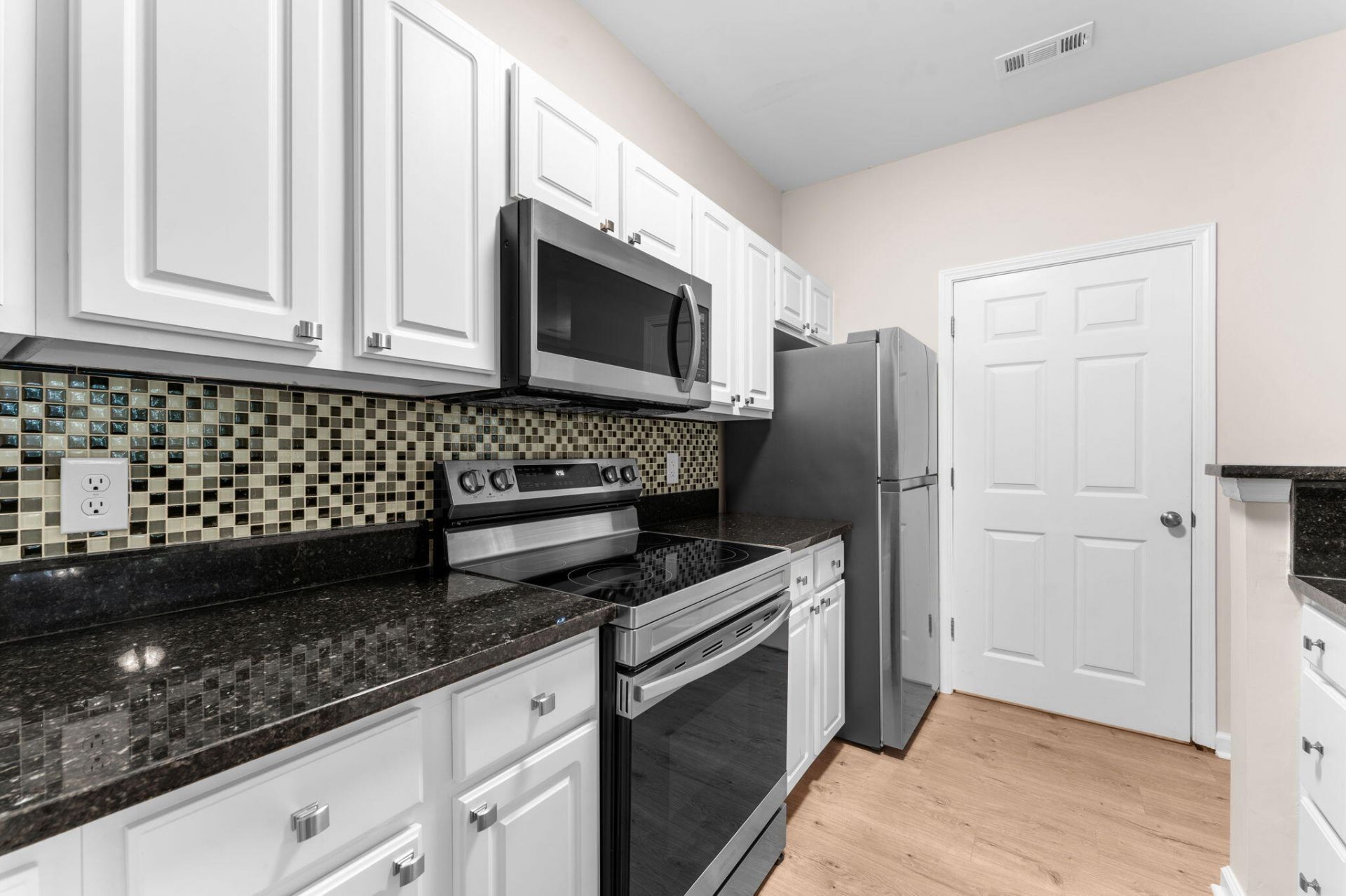 1600 Long Grove Drive Photo 17