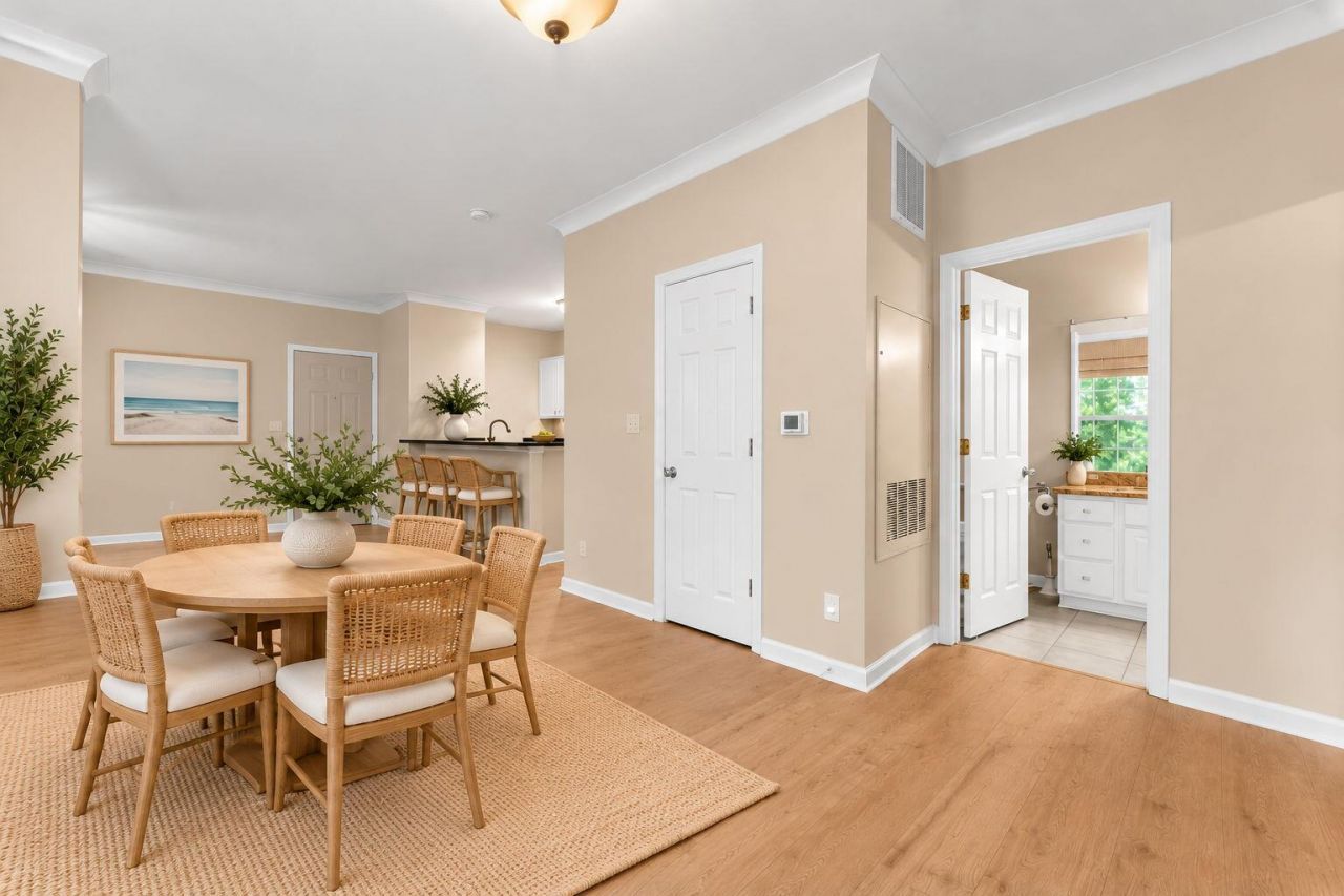 1600 Long Grove Drive Photo 6