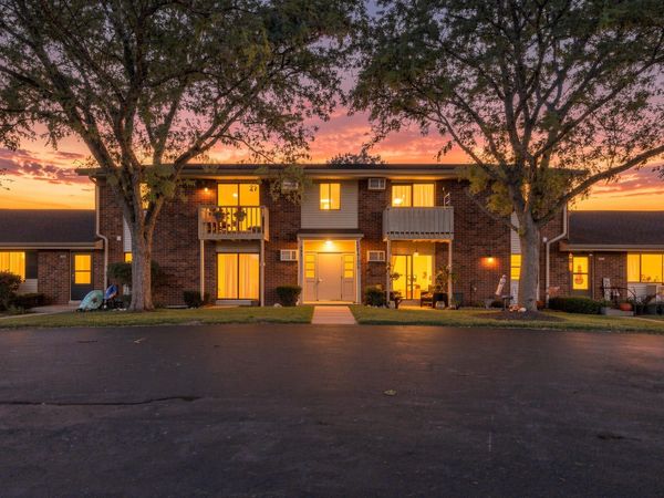 637 Westridge Dr, Unit 8, West Bend, WI 53095