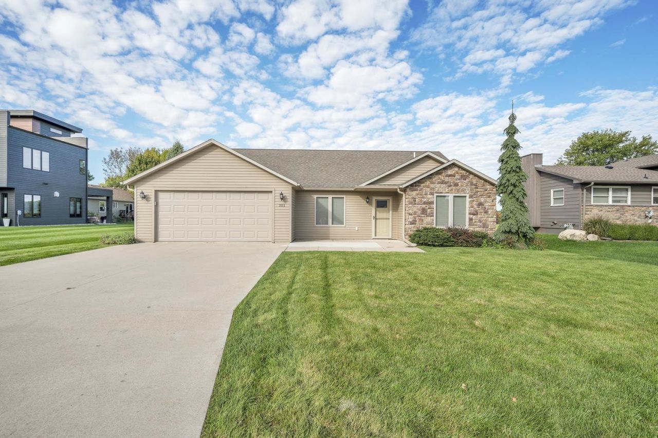 1011 Eloise Street, Okoboji, IA 51355 Main Photo