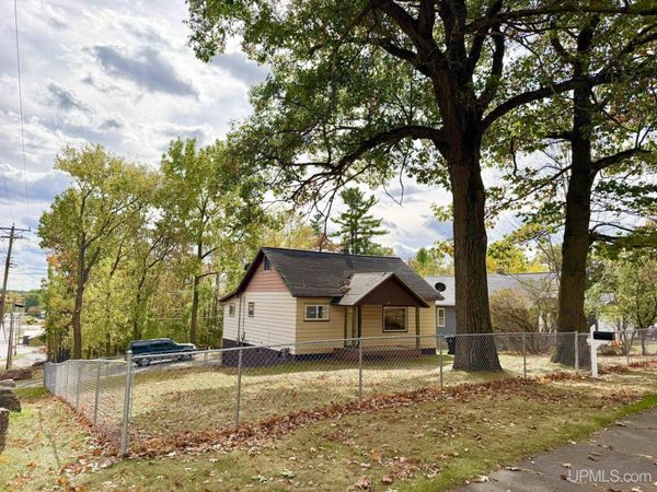 851 E I Street, Iron Mountain, MI 49801