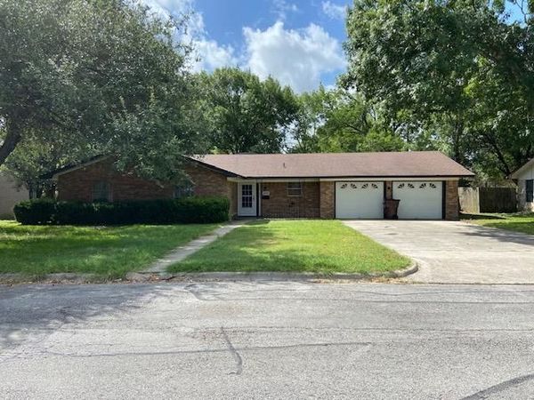 806 Merritt DR , Lockhart, TX 78644