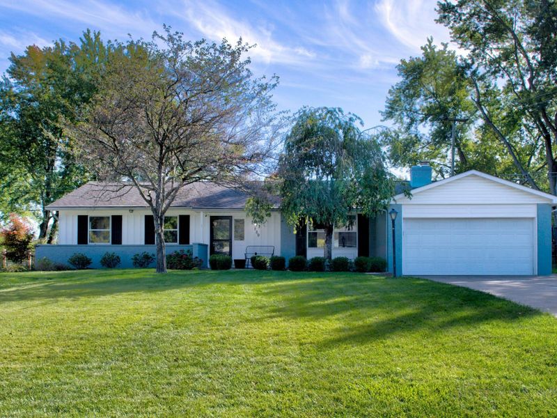 889 Lookout Point Drive, Columbus, OH 43235 Photo 1