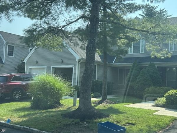 42 Myrtle Ct, Readington, NJ 08889