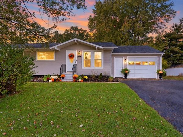 402 Birchwood Boulevard , Baldwinsville, NY 13027