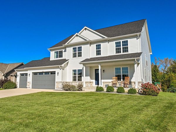 8460 S Nighthawk Trl, Oak Creek, WI 53154