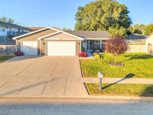 123 E First Street , Manteno, IL 60950