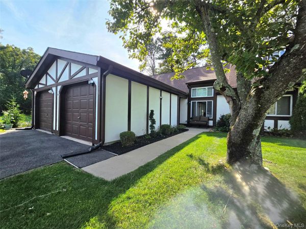 133 Fieldstone Court , Middle Island, NY 11953