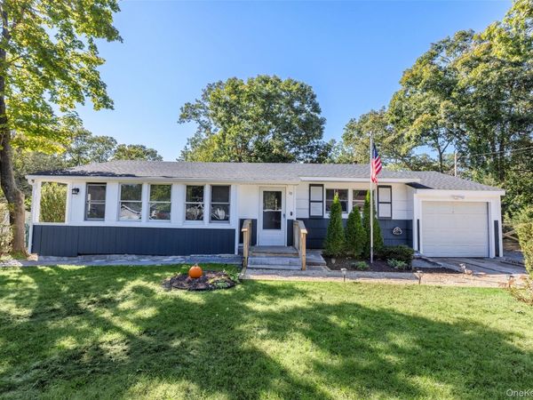 10 Nesaquake Trail , Ridge, NY 11961