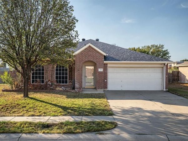 205 Saddlebrook Drive, Krum, TX 76249