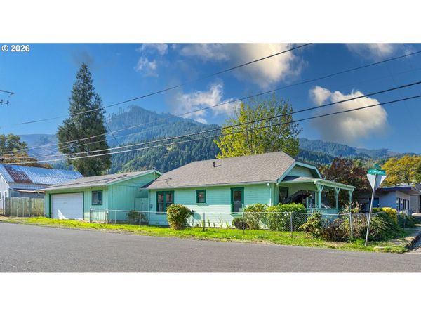 131 SE 4TH ST, Canyonville, OR 97417