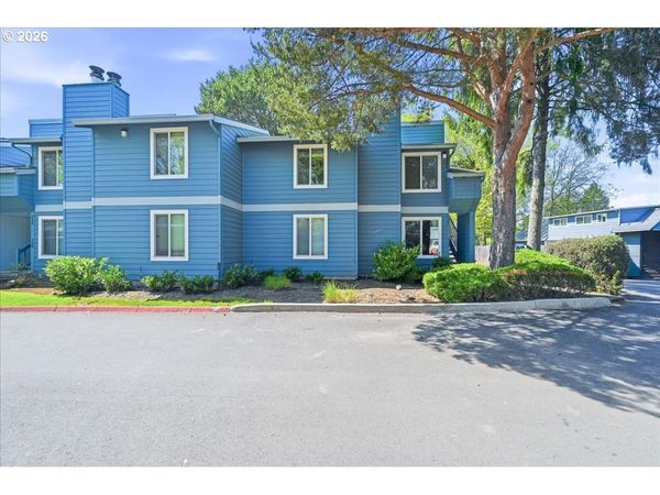 2330 SE BROOKWOOD AVE, Unit 221, Hillsboro, OR 97123