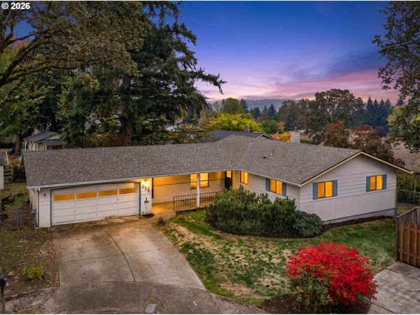 635 COLLINS CREST ST, Gladstone, OR 97027
