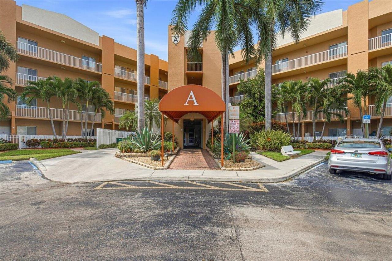 7715 Yardley Drive, Unit 313, Tamarac, FL 33321 Photo
