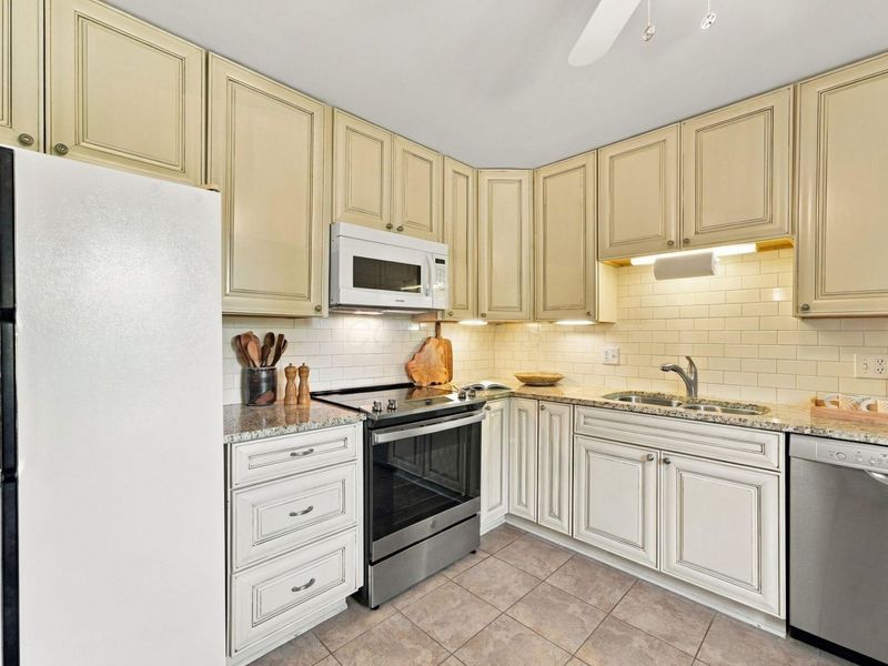 4261 Chaucer Lane , Columbus, OH 43220 Photo 4