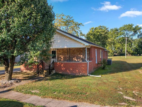 111 N 1ST Street, Elkville, IL 62932