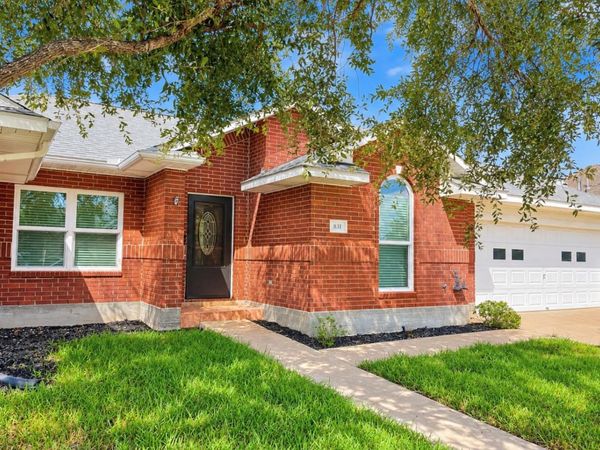 831 Whispering Oaks Drive , Giddings, TX 78942