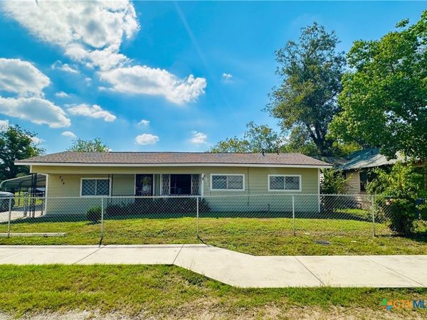 735 San Antonio Avenue , Seguin, TX 78155