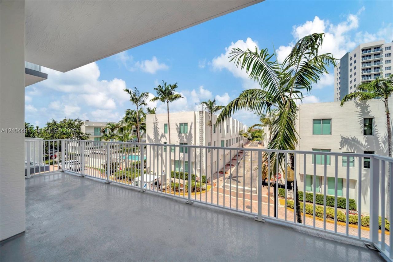 2100 Van Buren St , Unit 320, Hollywood, FL 33020 Photo