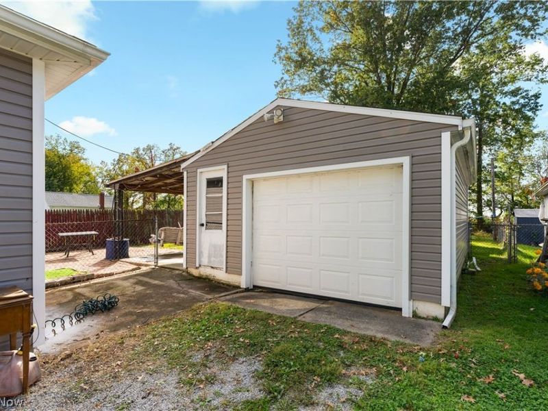 3194 S Bender Avenue, Akron, OH 44319 Photo 3