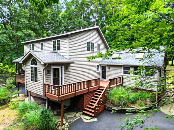 136 Eastwood Drive , Greentown, PA 18426