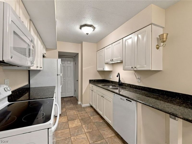 1910 King James Parkway, Unit 28, Westlake, OH 44145 Photo 8